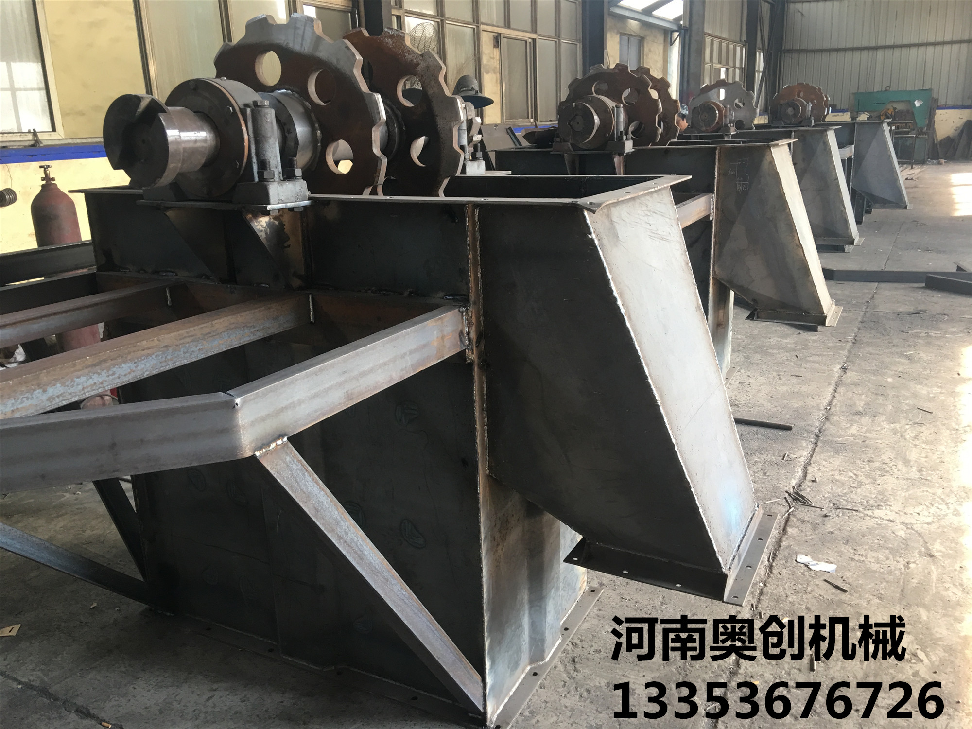 板鏈提升機機頭生產(chǎn)中 板鏈提升機機頭生產(chǎn)中