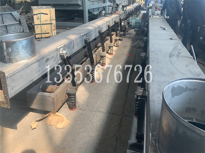 封閉式振動(dòng)輸送機(jī) 封閉式振動(dòng)輸送機(jī)