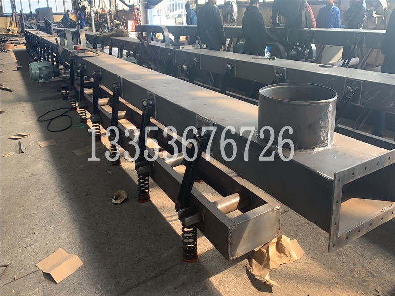 封閉式振動(dòng)輸送機(jī)4 封閉式振動(dòng)輸送機(jī)4