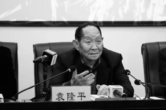 讓中國人“端牢飯碗”的英雄袁隆平院士的輝煌人生 讓中國人“端牢飯碗”的英雄袁隆平院士的輝煌人生